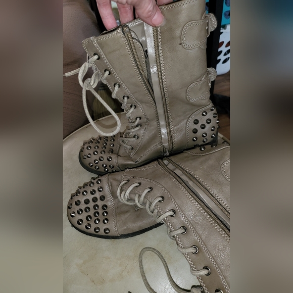 Women's size 6 Forever 21 spiked combat boot - Picture 3 of 5
